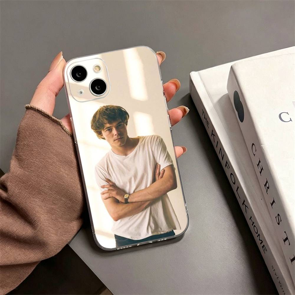 英国俳優チャーリー・ヒートンのiPhone17、16、15、 - Street Fashion Official のレビューと価格